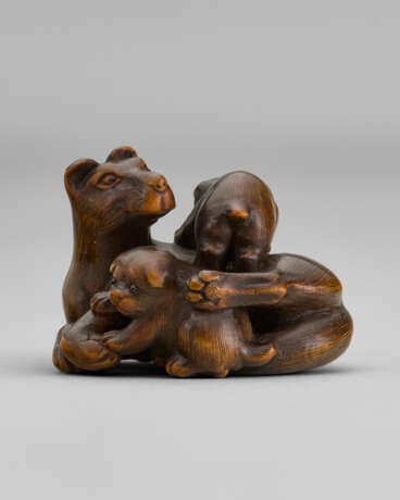 A CARVED WOOD NETSUKE OF DOGS - фото 1