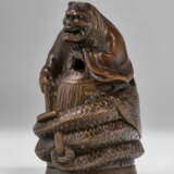 A CARVED WOOD NETSUKE OF KIYOHIME - photo 2