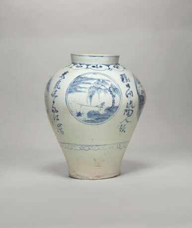 A BLUE AND WHITE PORCELAIN JAR WITH FOUR LANDSCAPE ROUNDELS AND A POEM - Foto 3