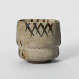 A STONEWARE CUP (HI`IRE) - Foto 1