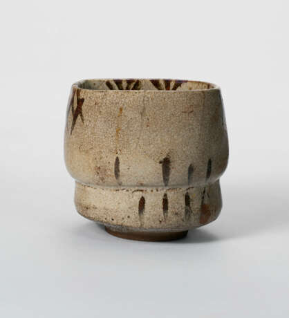 A STONEWARE CUP (HI`IRE) - Foto 2