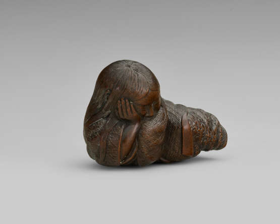 A CARVED WOOD NETSUKE OF A SHOJO - фото 2