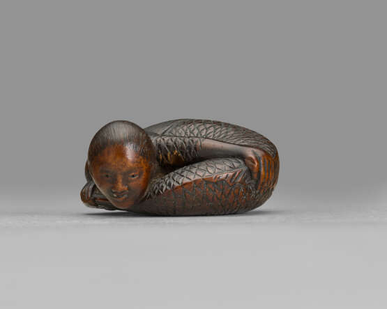 A CARVED WOOD NETSUKE OF A MERMAID - Foto 1