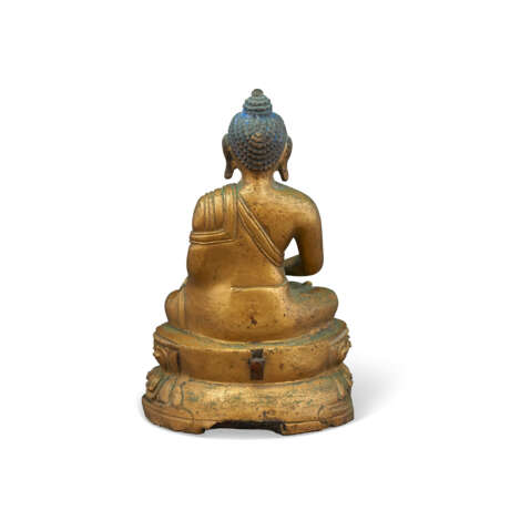 A GILT-COPPER FIGURE OF BUDDHA - Foto 3