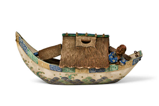 AN EARTHERNWARE BOAT-SHAPE INCENSE BURNER - Foto 1