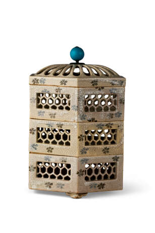 AN EARTHERNWARE THREE-TIERED OCTAGONAL BOX - Foto 1