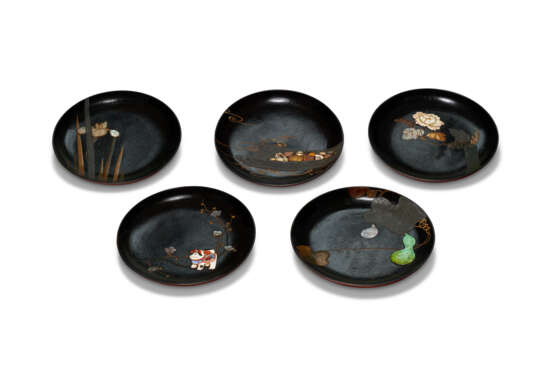 A SET OF FIVE LACQUER DISHES - Foto 1