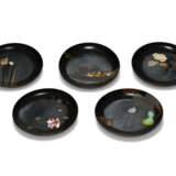 A SET OF FIVE LACQUER DISHES - фото 1