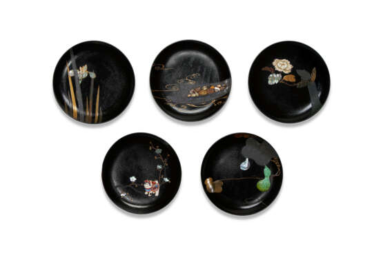 A SET OF FIVE LACQUER DISHES - фото 2