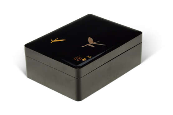 A BLACK LACQUER BOX AND COVER - Foto 2