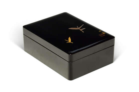 A BLACK LACQUER BOX AND COVER - photo 3