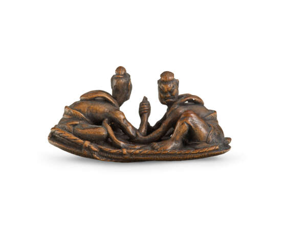 A CARVED WOOD NETSUKE OF TWO GUARDIANS ARM-WRESTLING - Foto 1