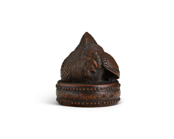 A WOOD CARVED NETSUKE OF A ROOSTER ON A DRUM - Foto 1