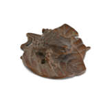 A CARVED WOOD NETSUKE OF A TOAD ON LEAF - Foto 5