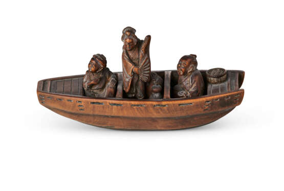 A CARVED WOOD NETSUKE OF FIGURES ON BOAT - фото 1