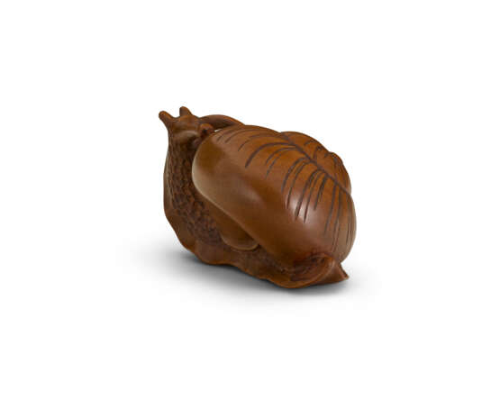 A CARVED WOOD NETSUKE OF A SNAIL - Foto 4