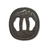 A GOLD-AND-SILVER-INLAID IRON TSUBA WITH DRAGON FLY - Foto 2