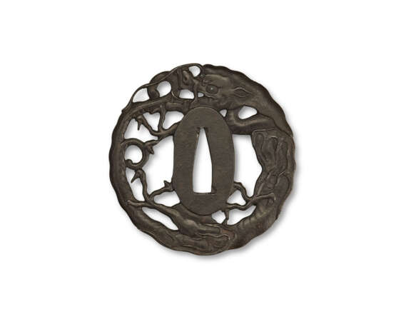 A SILVER-INLAID IRON TSUBA WITH SHAPE OF A DRAGON - Foto 1