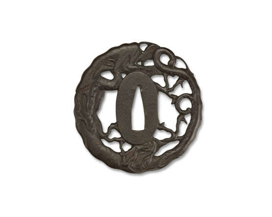 A SILVER-INLAID IRON TSUBA WITH SHAPE OF A DRAGON - Foto 2