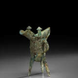 A BRONZE RITUAL TRIPOD WINE VESSEL, JUE - Foto 2