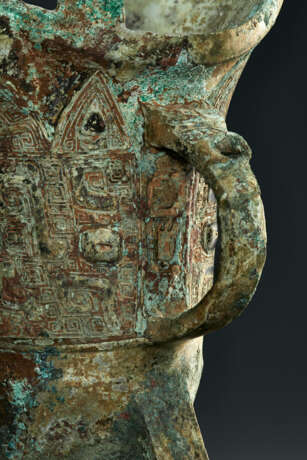 A BRONZE RITUAL TRIPOD WINE VESSEL, JUE - photo 3