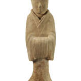 A LARGE PAINTED POTTERY FIGURE OF AN ATTENDANT - Foto 1