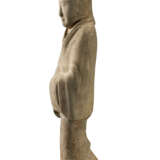 A LARGE PAINTED POTTERY FIGURE OF AN ATTENDANT - фото 3