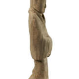 A LARGE PAINTED POTTERY FIGURE OF AN ATTENDANT - Foto 4