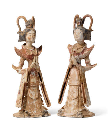 A PAIR OF PAINTED POTTERY FIGURES OF HORSES AND A PAIR OF PAINTED POTTERY FIGURES OF COURT LADIES - фото 2