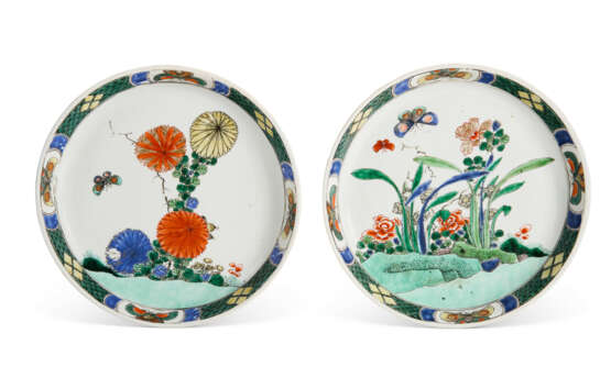 A PAIR OF FAMILLE VERTE 'FLORAL' DISHES - photo 1