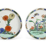 A PAIR OF FAMILLE VERTE 'FLORAL' DISHES - Foto 1