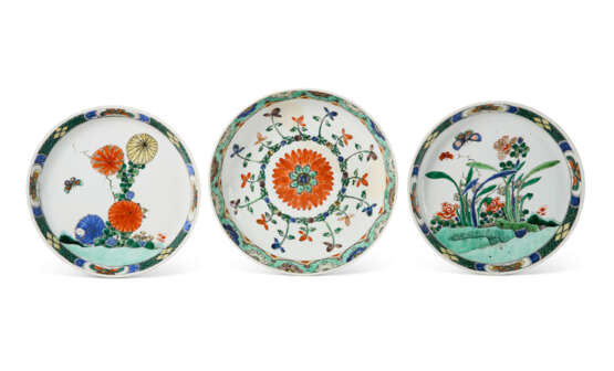 A PAIR OF FAMILLE VERTE 'FLORAL' DISHES - photo 2