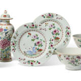 A GROUP OF SIX FAMILLE ROSE VESSELS - photo 1