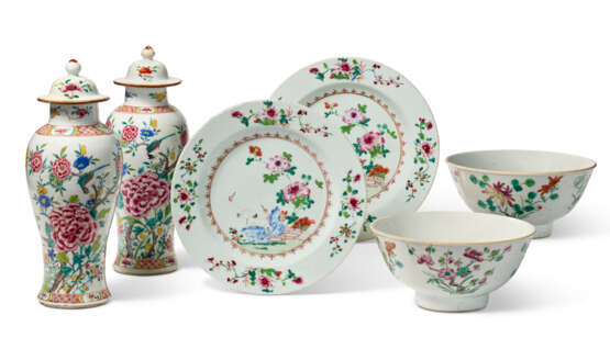 A GROUP OF SIX FAMILLE ROSE VESSELS - photo 1