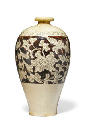 A CARVED CIZHOU 'PEONY' VASE, MEIPING - фото 1