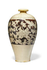 A CARVED CIZHOU 'PEONY' VASE, MEIPING