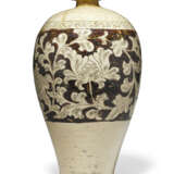 A CARVED CIZHOU 'PEONY' VASE, MEIPING - Foto 2