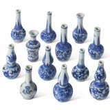 A GROUP OF SEVENTEEN SMALL BLUE AND WHITE VASES - фото 2