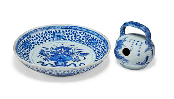 A BLUE AND WHITE LIME POT AND A BLUE AND WHITE 'LOTUS' DISH - Foto 1