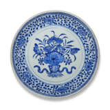 A BLUE AND WHITE LIME POT AND A BLUE AND WHITE 'LOTUS' DISH - Foto 2