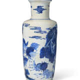 A BLUE AND WHITE ROULEAU VASE - Foto 4