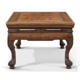 A CYPRESS AND BURL-INLAID FOLDING LEG KANG TABLE - Foto 2