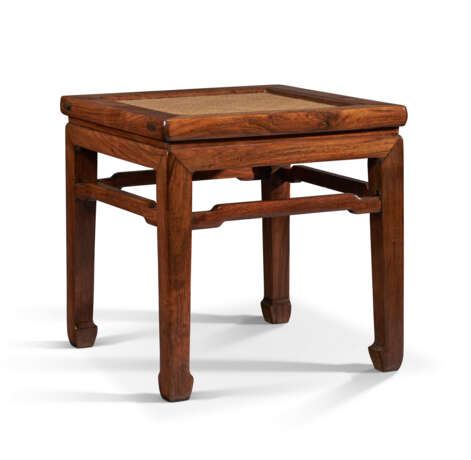 A MIXED HARDWOOD CORNER LEG STOOL - Foto 1