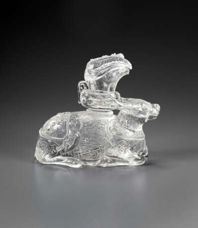 A VERY RARE AND FINELY CARVED ROCK CRYSTAL 'STAG AND GONG' GROUP - Foto 2