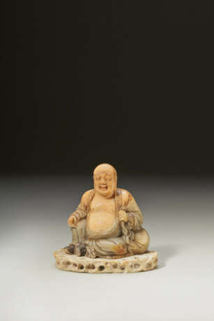 A SOAPSTONE FIGURE OF BUDAI - Foto 1