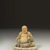 A SOAPSTONE FIGURE OF BUDAI - Foto 1