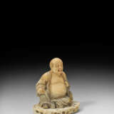 A SOAPSTONE FIGURE OF BUDAI - Foto 2