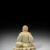 A SOAPSTONE FIGURE OF BUDAI - Foto 3