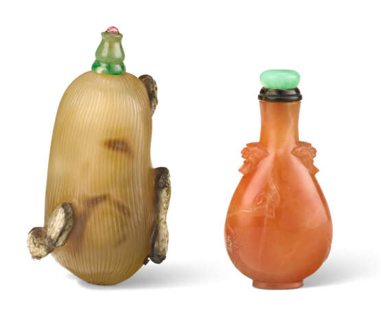 TWO CARVED AGATE SNUFF BOTTLES - photo 1