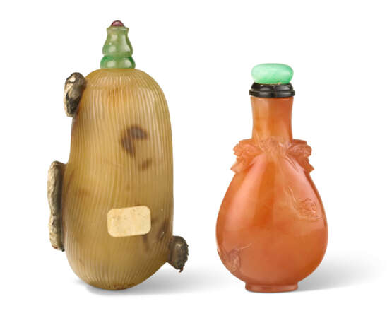 TWO CARVED AGATE SNUFF BOTTLES - photo 2